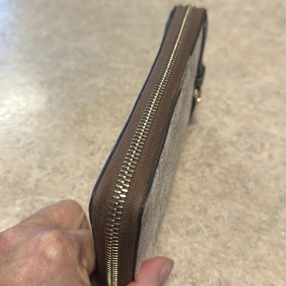 Gucci wallet, used has wear look at pictures the wear is from carrying it - Picture 6 of 6